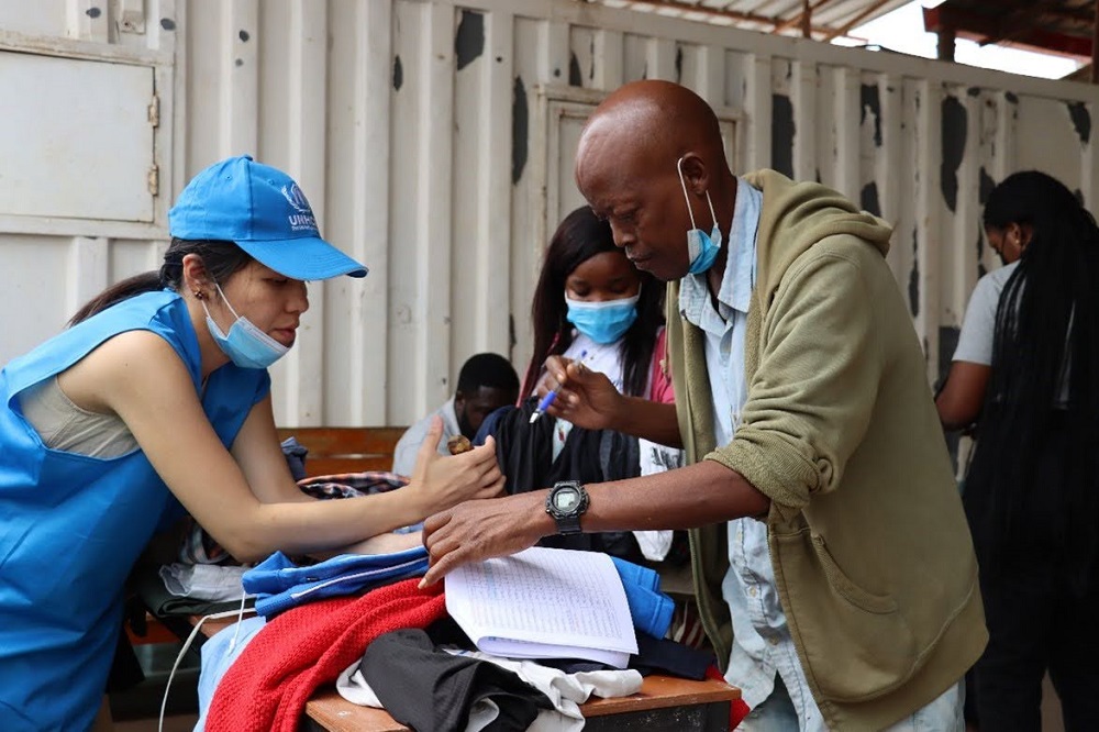 前野さんの写真4　2022年 UNIQLO 古着配布 ©UNHCR / Manuel Mbunga